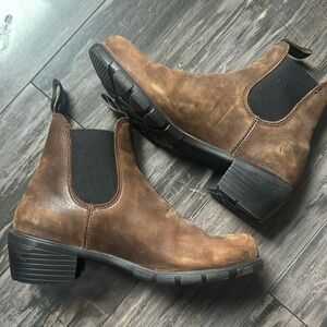 Blundstone brown Heeled Chelsea Boots
Gently used